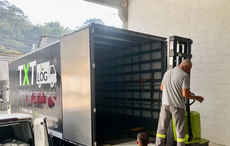 Logística de armazenagem transporte e distribuição